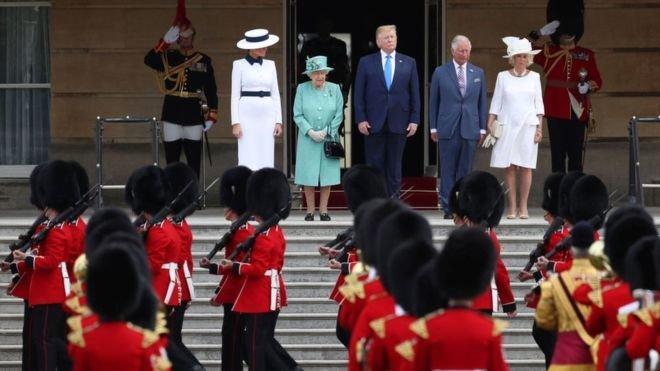 نحوه دست دادن ترامپ با ملکه جنجالی شد!، عکس