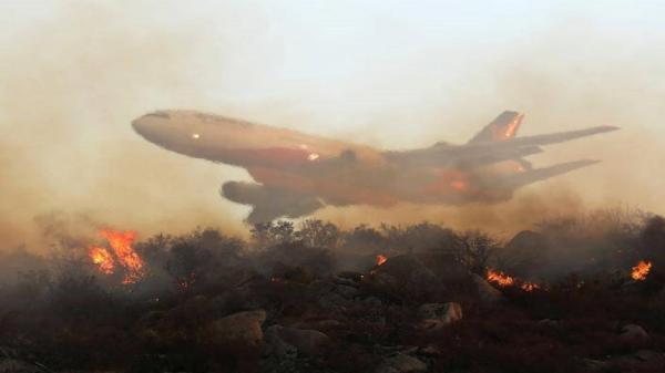 پرواز تانکر هوایی غول پیکر برای اطفای حریق کالیفرنیا